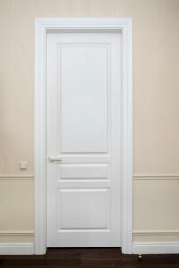 דלת פנים פשוטה בצבע לבן